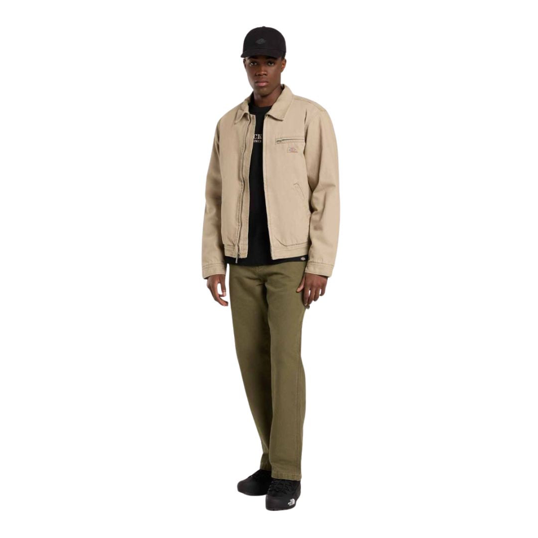 Modelo de cuerpo entero vistiendo la chaqueta Dickies Painter Jacket Canvas color desert sand con estilo urbano.