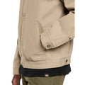 Detalle de bolsillo lateral y puños ajustables de la chaqueta Dickies Painter Jacket Canvas color desert sand.