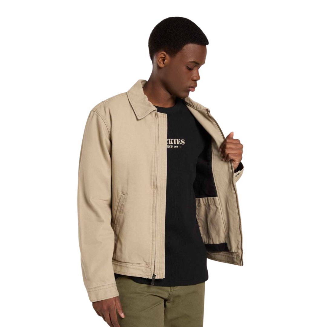 Modelo vistiendo chaqueta Dickies Painter Jacket Canvas color desert sand, mostrando interior con forro acolchado.