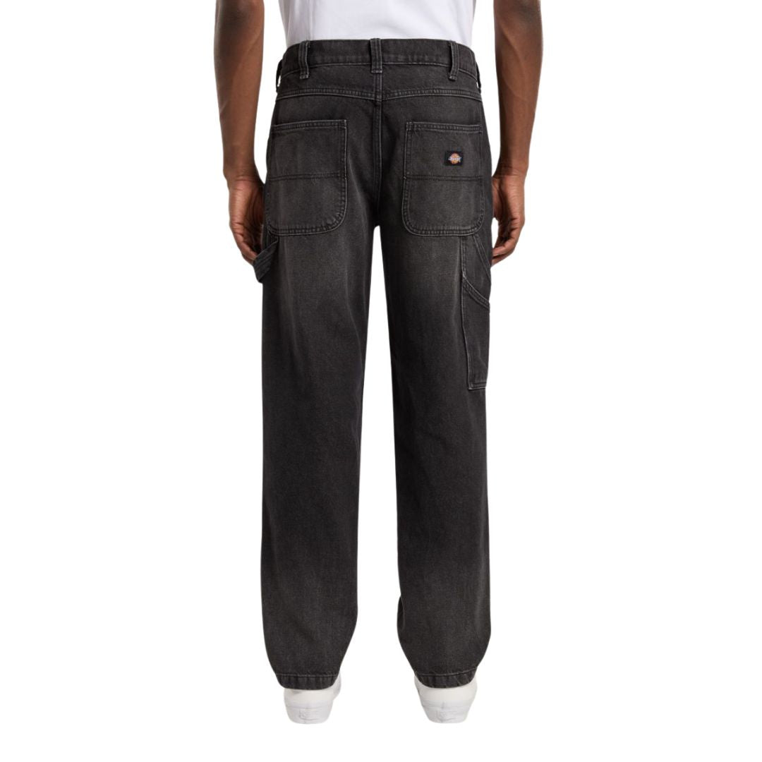 Pantalón Dickies Garyville Denim negro lavado desgastado, vista trasera en modelo de pie.