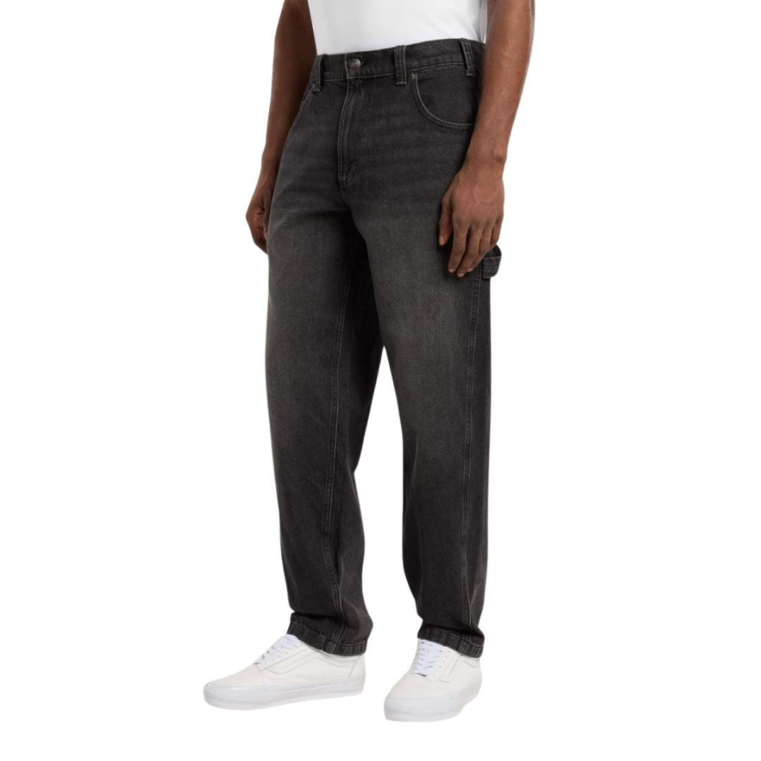 Pantalón Dickies Garyville Denim negro lavado desgastado, look frontal en modelo de pie