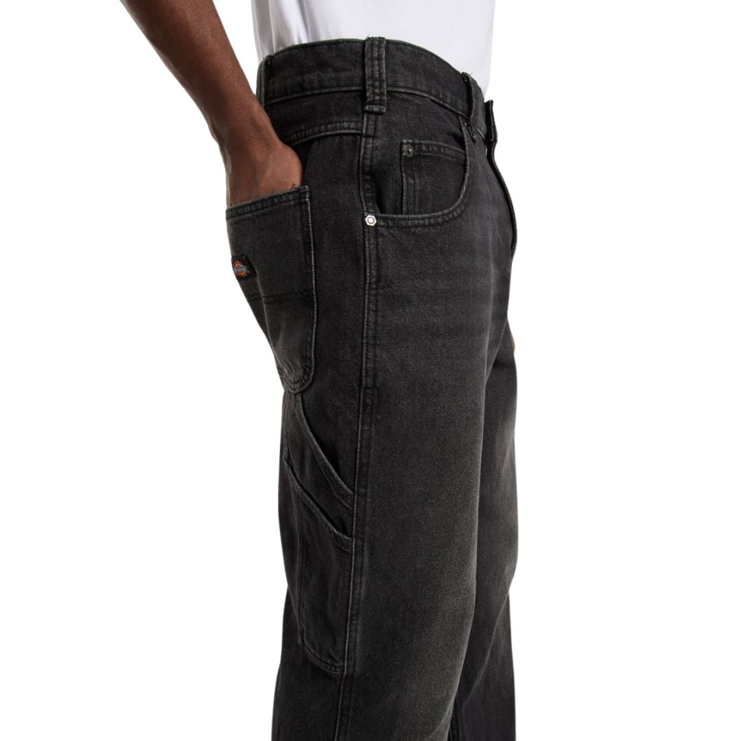 Vista lateral con bolsillo para regla del Dickies Garyville Denim negro lavado desgastado.