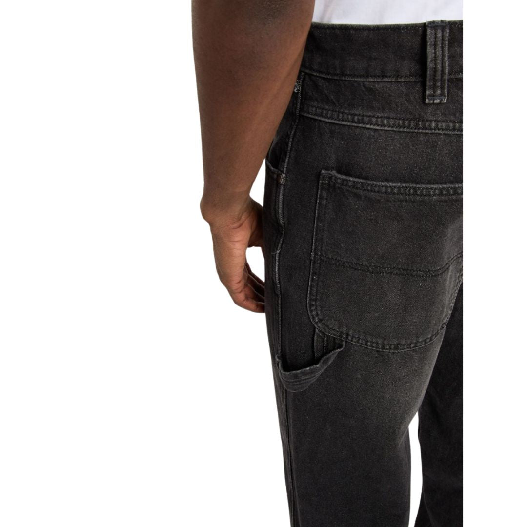 Detalle de bolsillo trasero y trabilla para martillo del Dickies Garyville Denim negro lavado desgastado.