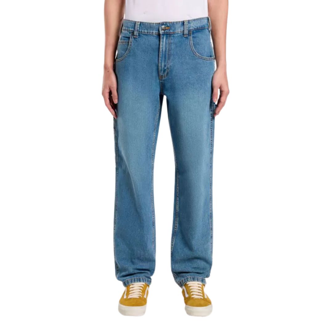 Vista frontal del pantalón Dickies Garyville Denim Rinsed Fade con ajuste relajado y acabado en denim azul deslavado.