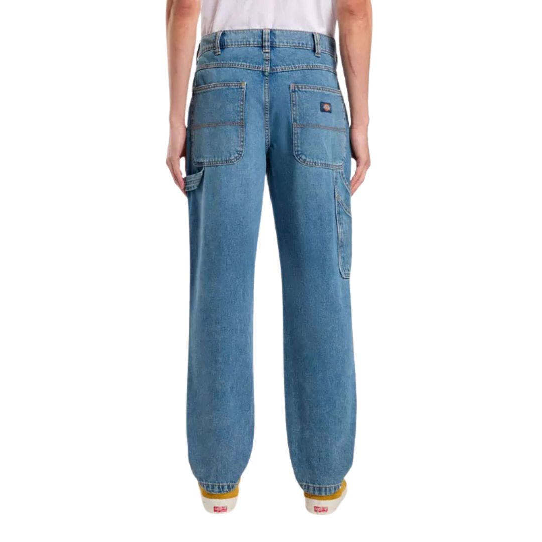 Vista trasera del pantalón Dickies Garyville Denim Rinsed Fade mostrado en modelo, corte recto y acabado en azul vaquero claro.