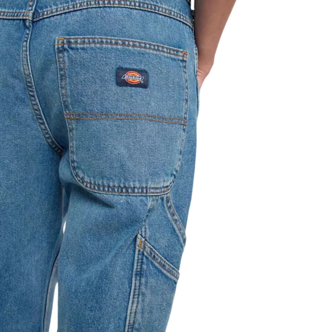 Detalle del bolsillo trasero del pantalón Dickies Garyville Denim Rinsed Fade, con logo bordado de Dickies sobre tejido vaquero azul claro.