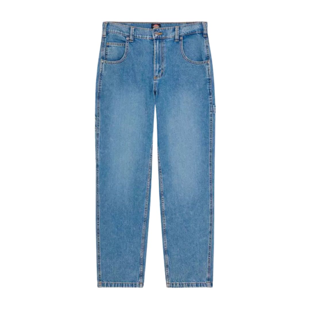 Pantalón Dickies Garyville Denim Rinsed Fade visto desde el frente, confeccionado en denim azul lavado con corte recto y cintura media.