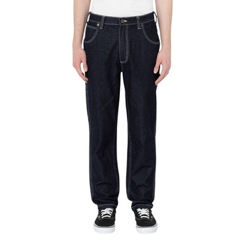 Vista frontal en modelo de pie del pantalón Dickies Garyville Denim indigo oscuro rinsed.