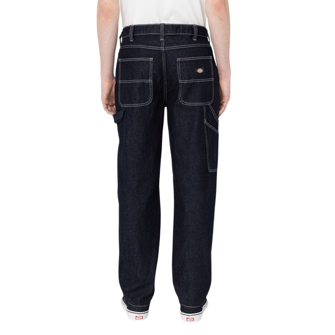 Look completo en modelo masculino con pantalón Dickies Garyville Denim indigo oscuro rinsed.