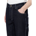 Vista trasera de bolsillos y etiqueta Dickies del Garyville Denim indigo oscuro rinsed.