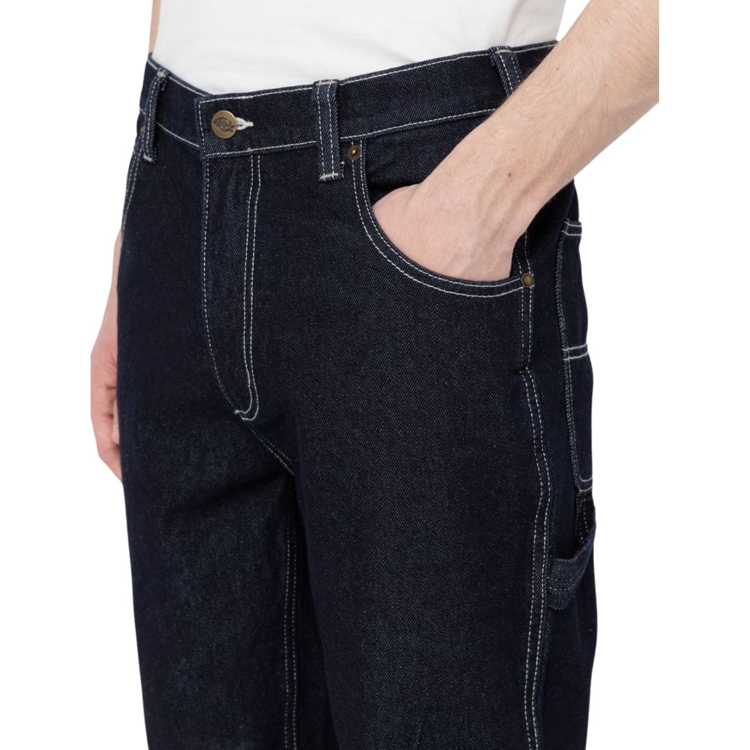 Vista trasera de bolsillos y etiqueta Dickies del Garyville Denim indigo oscuro rinsed.