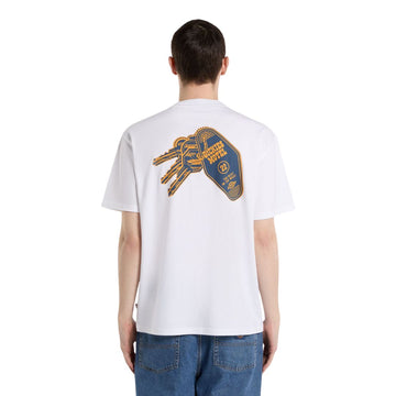 Vista trasera de la camiseta Dickies Plain City SS Tee blanca con ilustración gráfica de llaves y llavero de inspiración urbana.