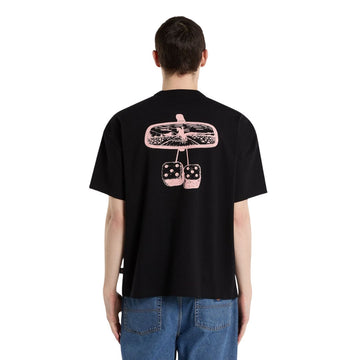 Vista trasera de la camiseta Dickies Polk SS Tee negra con ilustración de retrovisor y dados de peluche de estilo retro western.