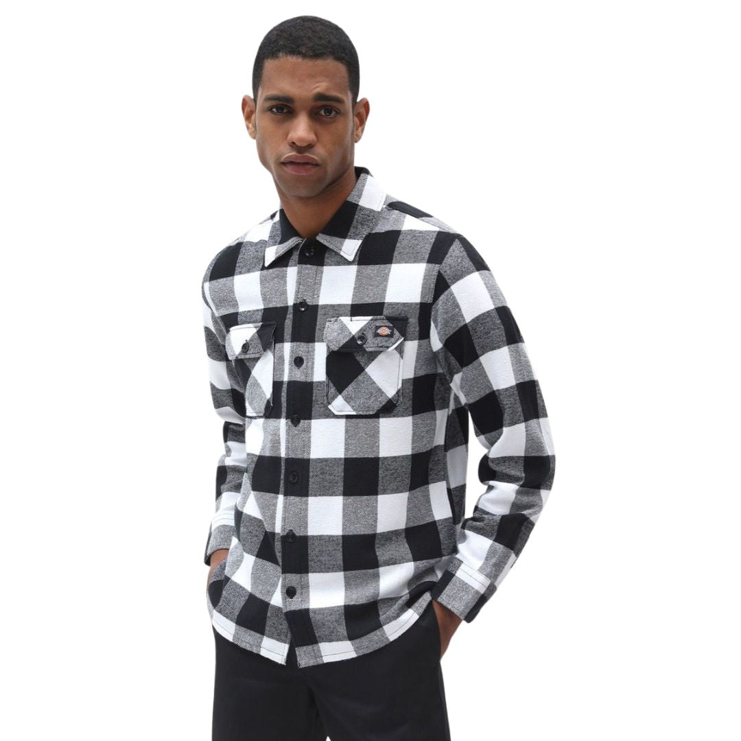 Camisa de franela Dickies Sacramento negra y blanca a cuadros, manga larga y cierre de botones, vista frontal sobre modelo.