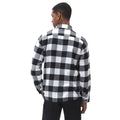 Camisa de franela Dickies Sacramento a cuadros negros y blancos, vista frontal completa sobre modelo masculino.