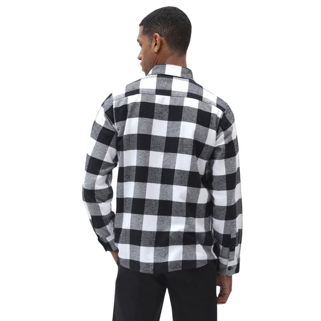 Camisa de franela Dickies Sacramento a cuadros negros y blancos, vista frontal completa sobre modelo masculino.
