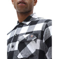Detalle del bolsillo de la camisa de franela Dickies Sacramento negra y blanca con logotipo bordado en el pecho.