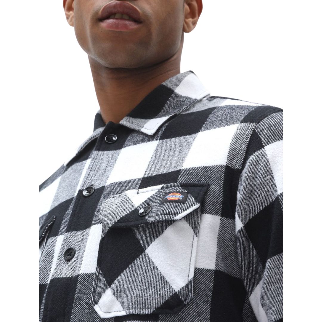 Detalle del bolsillo de la camisa de franela Dickies Sacramento negra y blanca con logotipo bordado en el pecho.