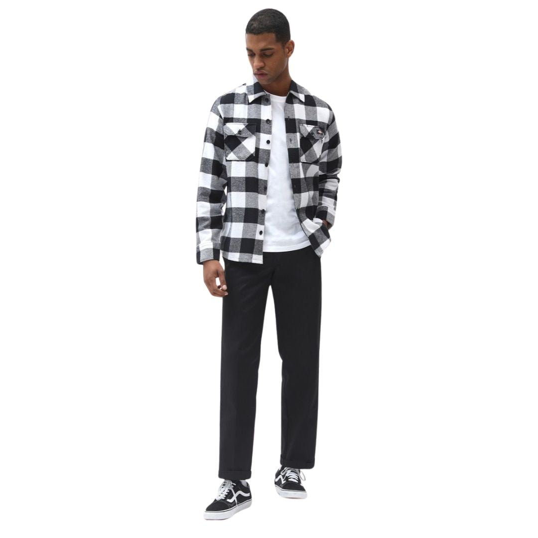 Vista trasera de la camisa de franela Dickies Sacramento negra y blanca a cuadros, corte recto y manga larga.