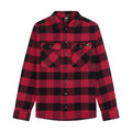 Dickies Sacramento Shirt, camisa de franela a cuadros roja y negra en plano frontal con botones, dos bolsillos con solapa en el pecho y bolsillo de boli visible.