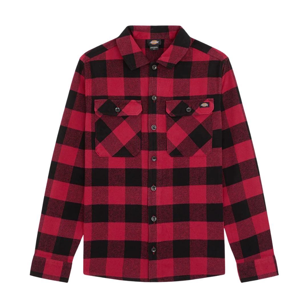 Dickies Sacramento Shirt, camisa de franela a cuadros roja y negra en plano frontal con botones, dos bolsillos con solapa en el pecho y bolsillo de boli visible.