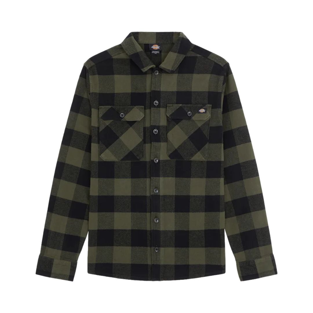 Dickies Sacramento Shirt, camisa de franela a cuadros verde oliva y negro en plano frontal con botones, dos bolsillos con solapa en el pecho y etiqueta Dickies.