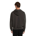 Vista trasera de la sudadera Dickies Slayden GD Hoodie negra sobre modelo masculino.