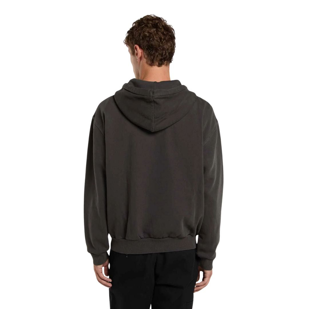 Vista trasera de la sudadera Dickies Slayden GD Hoodie negra sobre modelo masculino.