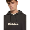 Primer plano del logotipo Dickies en la sudadera Slayden GD Hoodie negra.