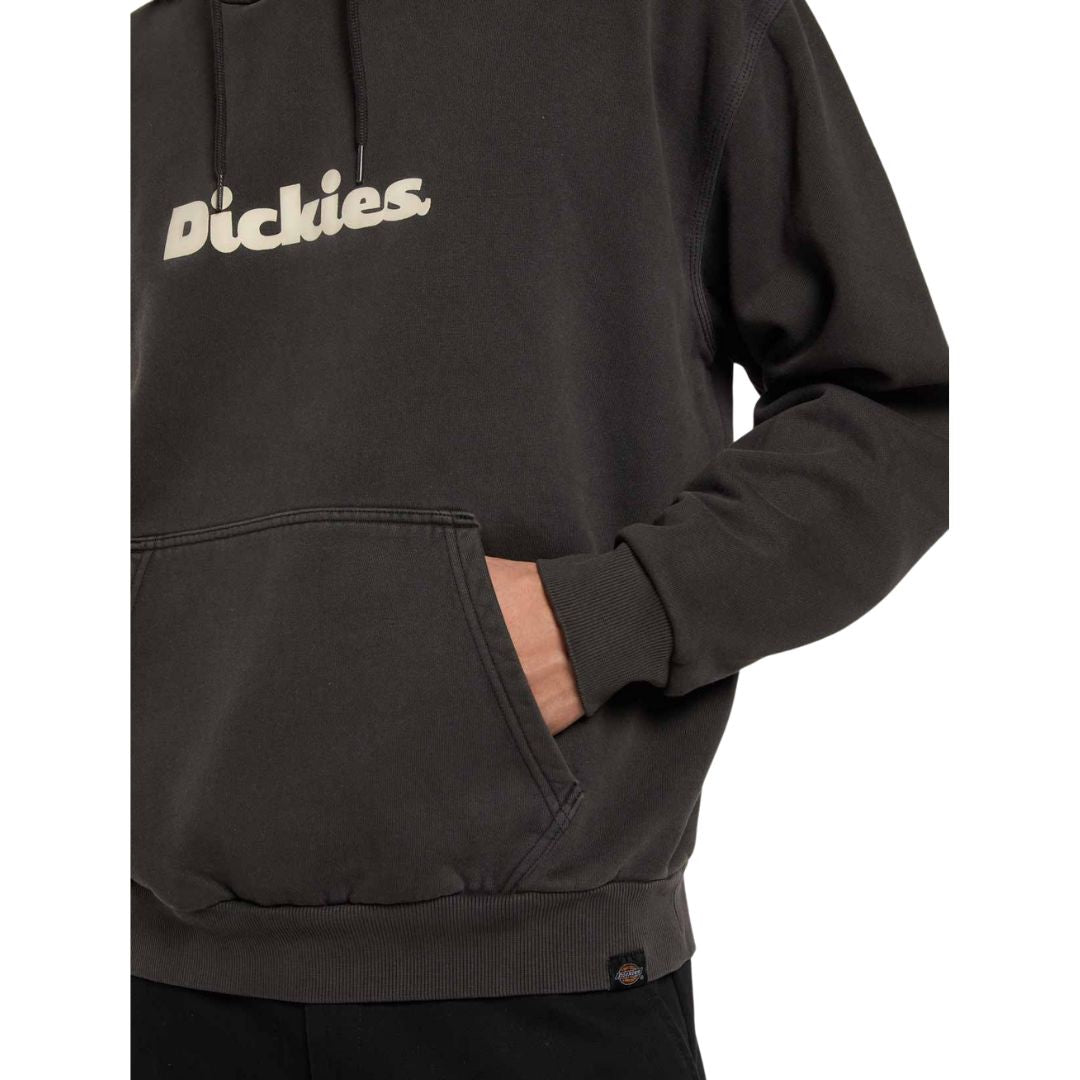 Detalle del bolsillo canguro y tejido garment dye de la sudadera Dickies Slayden GD Hoodie negra.