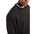 Detalle del cuello redondo acanalado de la Dickies Sutcliffe Sweatshirt marrón oscuro, con la costura de hombro y el forro de felpa cepillada visible.