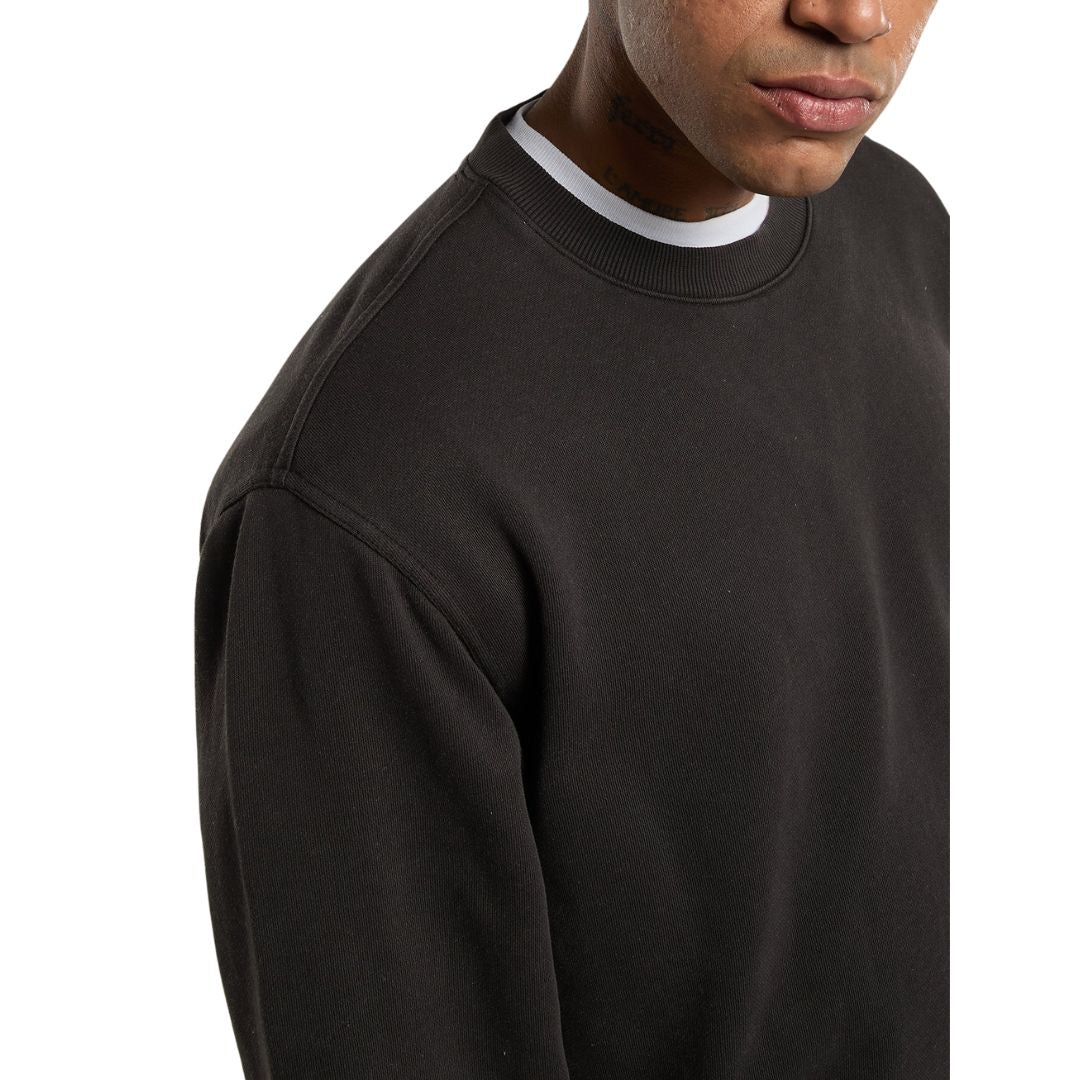 Detalle del cuello redondo acanalado de la Dickies Sutcliffe Sweatshirt marrón oscuro, con la costura de hombro y el forro de felpa cepillada visible.