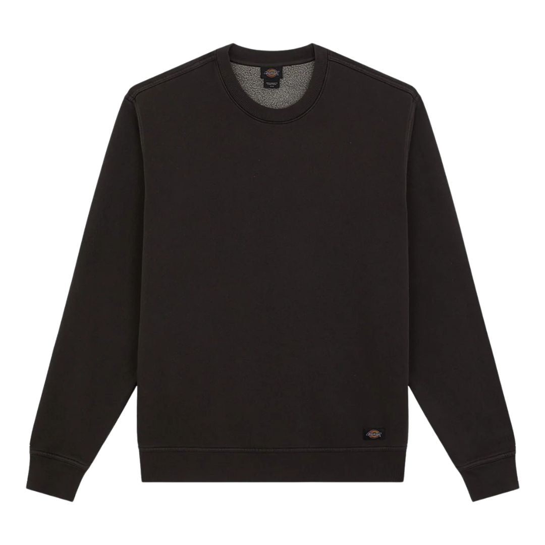 Dickies Sutcliffe Sweatshirt, sudadera marrón oscuro de cuello redondo en plano frontal, con etiqueta Dickies cosida junto al bajo acanalado y mangas largas.