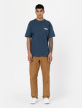 Hombre con los pantalones Dickies Carpenter Duck Canvas Marrón Pato y camiseta azul