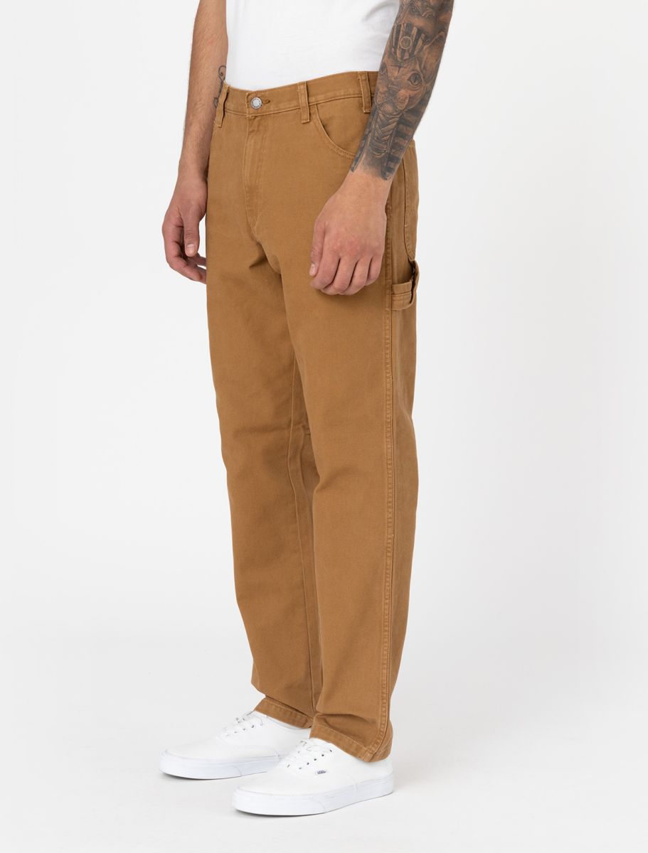 Hombre con los pantalones Dickies Carpenter Duck Canvas Marrón Pato