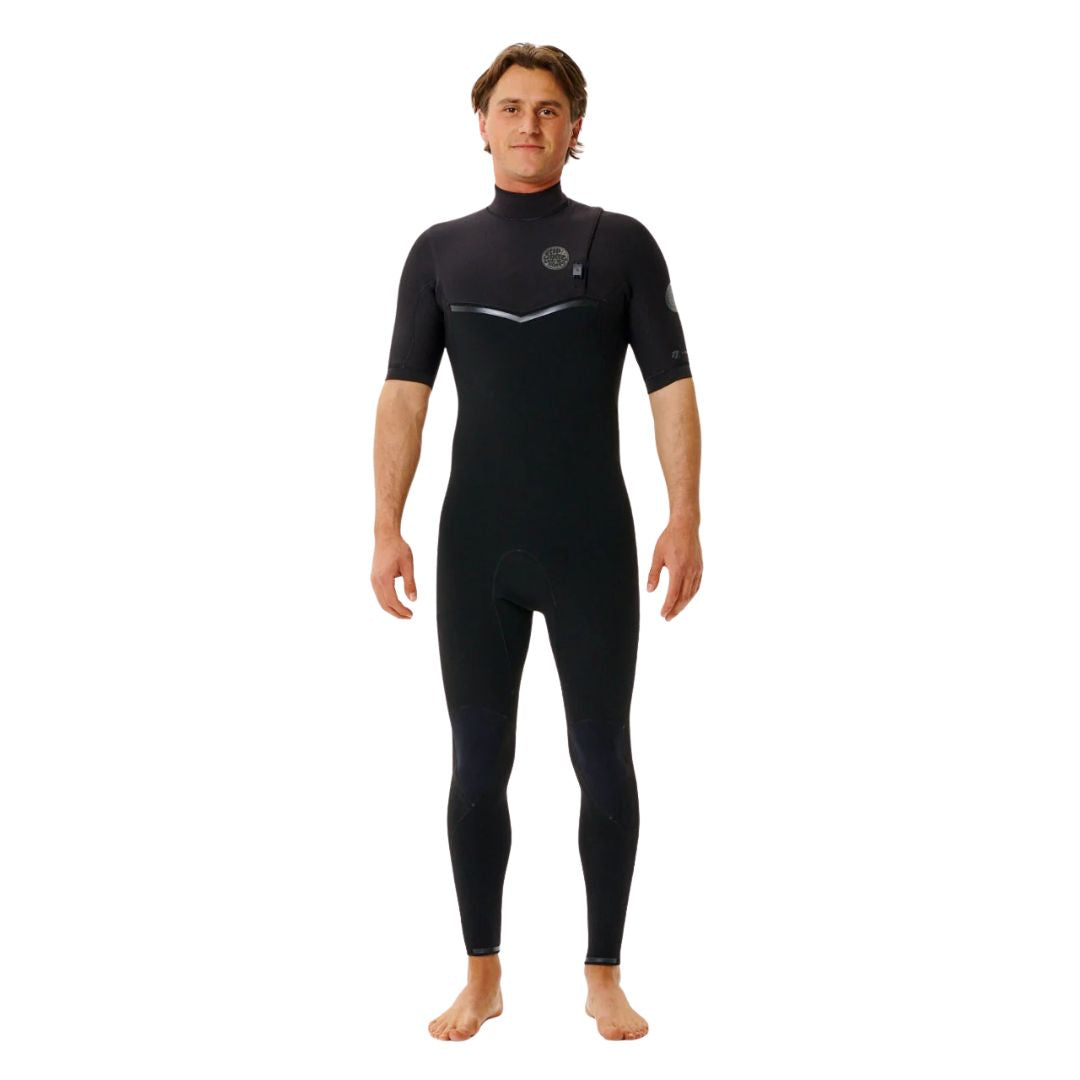 Traje de surf de primavera Rip Curl E-Bomb 2/2 sin cremallera negro, vista frontal completa en hombre, con panel chevron en pecho, logo Wetsuits, bolsillo para llaves y logo E7 en manga.