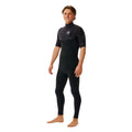 Traje de surf de primavera Rip Curl E-Bomb 2/2 sin cremallera en color negro, vista frontal lateral en hombre, con panel chevron en pecho, logo E7 en manga y cuello alto sellado.