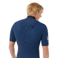 Detalle de la espalda del traje Rip Curl E-Bomb 2/2 azul marino sin cremallera, con costuras en V, puntos de sellado de refuerzo y etiqueta Recycle en manga derecha.