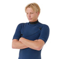 Detalle frontal del torso del traje Rip Curl E-Bomb 2/2 azul marino jaspeado sin cremallera, mostrando la apertura Zip Free diagonal con cierre de velcro y manga corta.