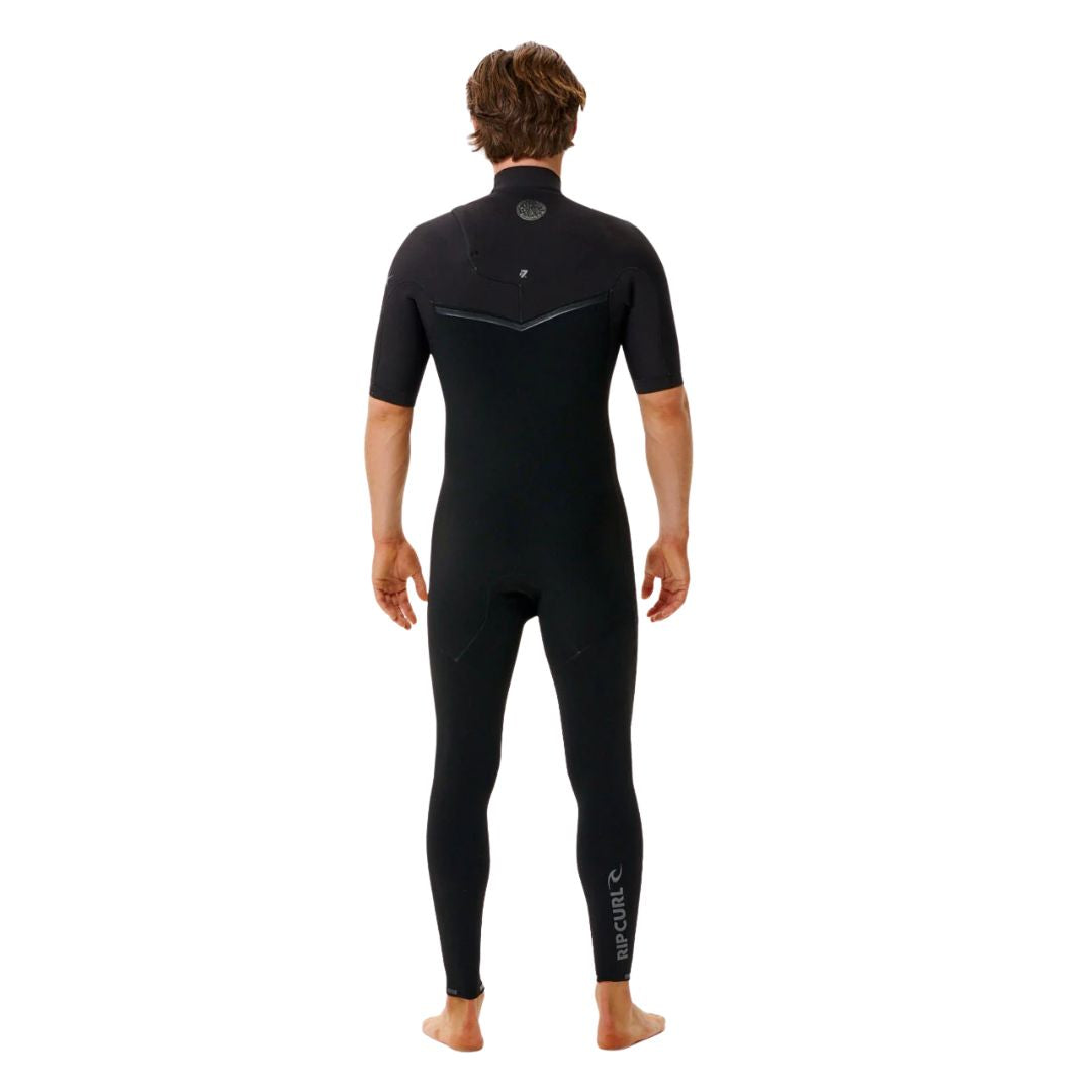 Traje de surf de primavera Rip Curl E-Bomb 2/2 negro, vista trasera completa en hombre, con logo Rip Curl en pantorrilla, panel chevron en espalda y cuello sin cremallera.