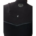 Detalle de la espalda y cuello del traje Rip Curl E-Bomb 2/2 negro, mostrando el logo Wetsuits, etiqueta E7, panel chevron con tape de refuerzo y construcción sin cremallera.