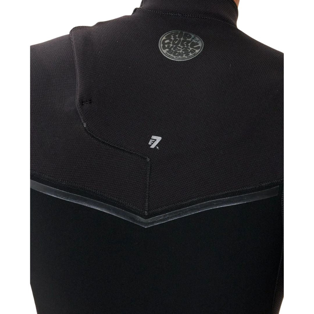 Detalle de la espalda y cuello del traje Rip Curl E-Bomb 2/2 negro, mostrando el logo Wetsuits, etiqueta E7, panel chevron con tape de refuerzo y construcción sin cremallera.