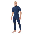 Traje de surf de primavera Rip Curl E-Bomb 2/2 azul marino jaspeado sin cremallera, vista frontal lateral en hombre, mostrando ajuste anatómico y rodilleras negras de refuerzo.