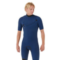 Vista frontal del torso del traje Rip Curl E-Bomb 2/2 azul marino sin cremallera, mostrando el sistema de entrada Zip Free con correa de apertura en el pecho y manga corta.
