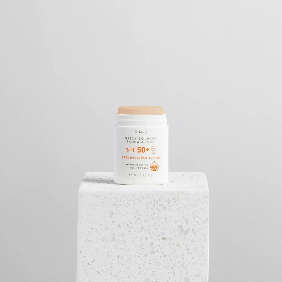 Protector solar en stick EQ SPF50+ bio formato compacto para rostro y labios con fórmula natural y resistente al agua.