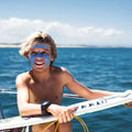 Niño surfista con protector solar EQ SPF50+ bio color blue aplicado en el rostro con protección solar resistente al agua.