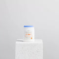 Protector solar en stick EQ SPF50+ bio color blue formato compacto para rostro y labios con fórmula natural resistente al agua.