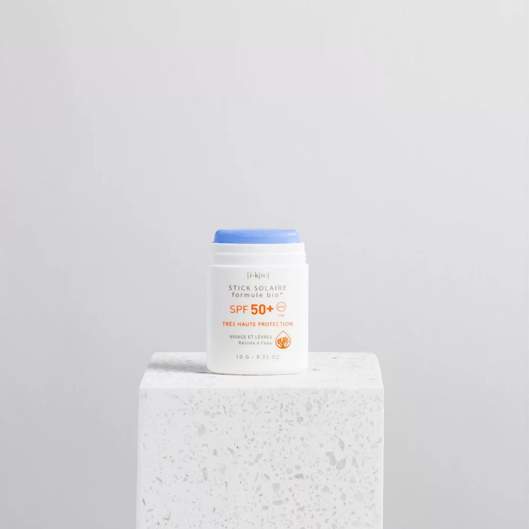 Protector solar en stick EQ SPF50+ bio color blue formato compacto para rostro y labios con fórmula natural resistente al agua.