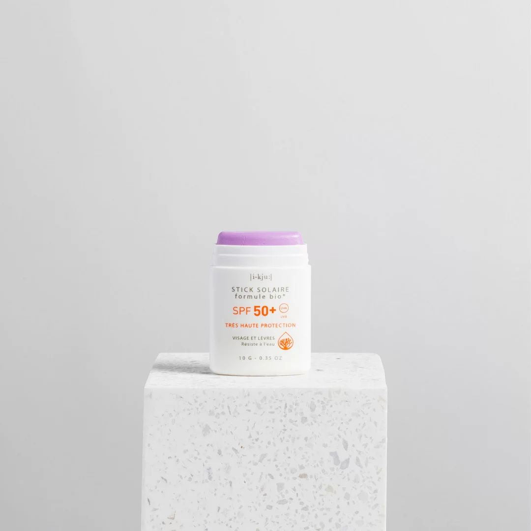 Protector solar en stick EQ SPF50+ bio color mauve formato compacto para rostro y labios con fórmula natural resistente al agua.