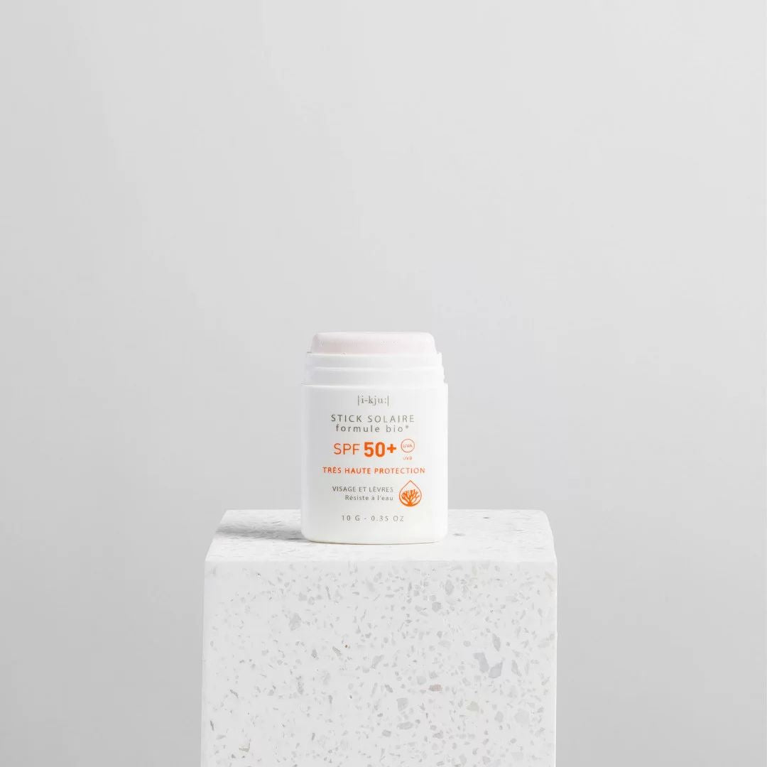 EQ stick solar SPF50+ bio color blanco protector solar facial y labios resistente al agua formato compacto.